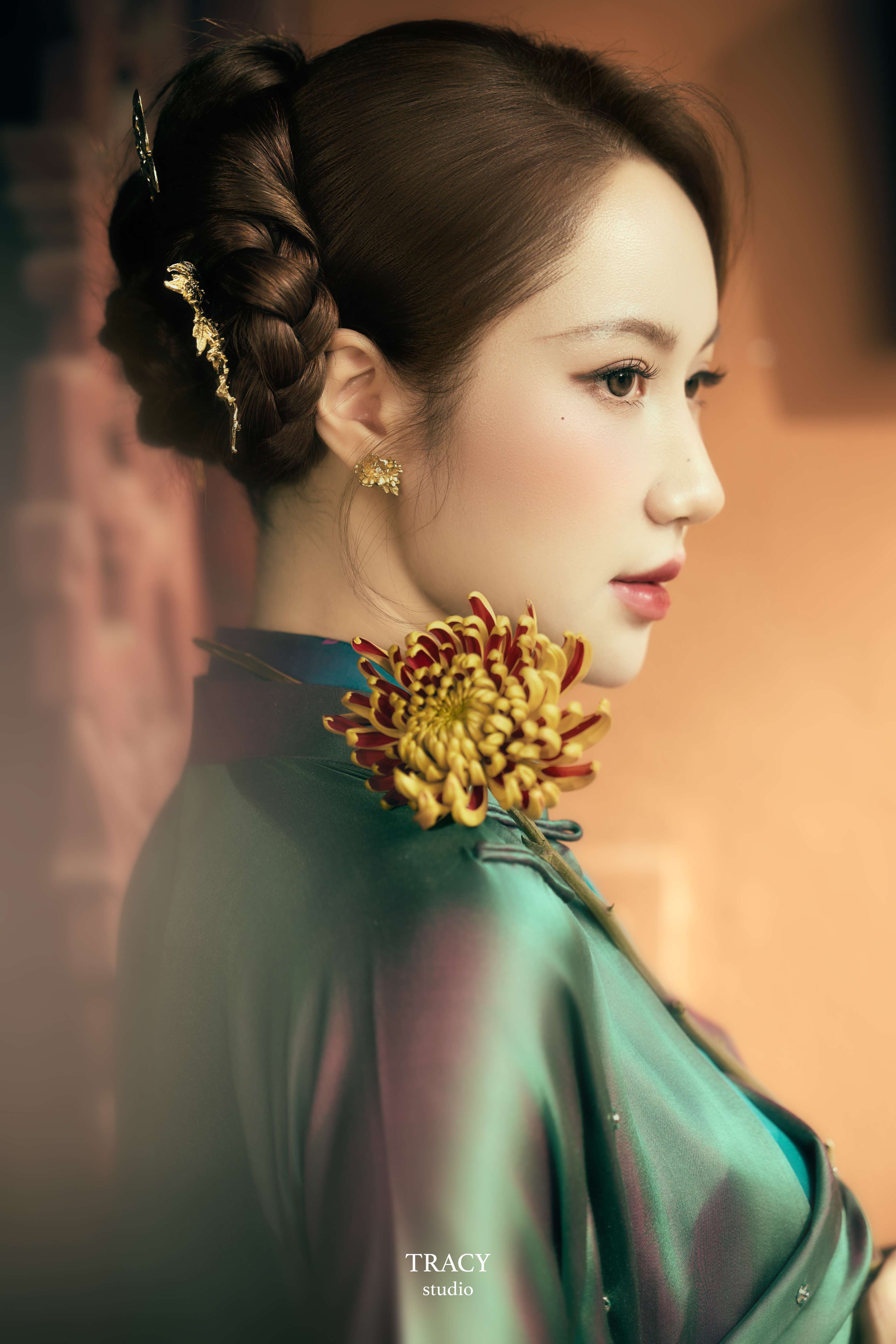 frontend/img/gallery/anh-tet-yem-ao-dai/tracy-studio-chup-concept-ao-dai-chi-mai (6).jpg